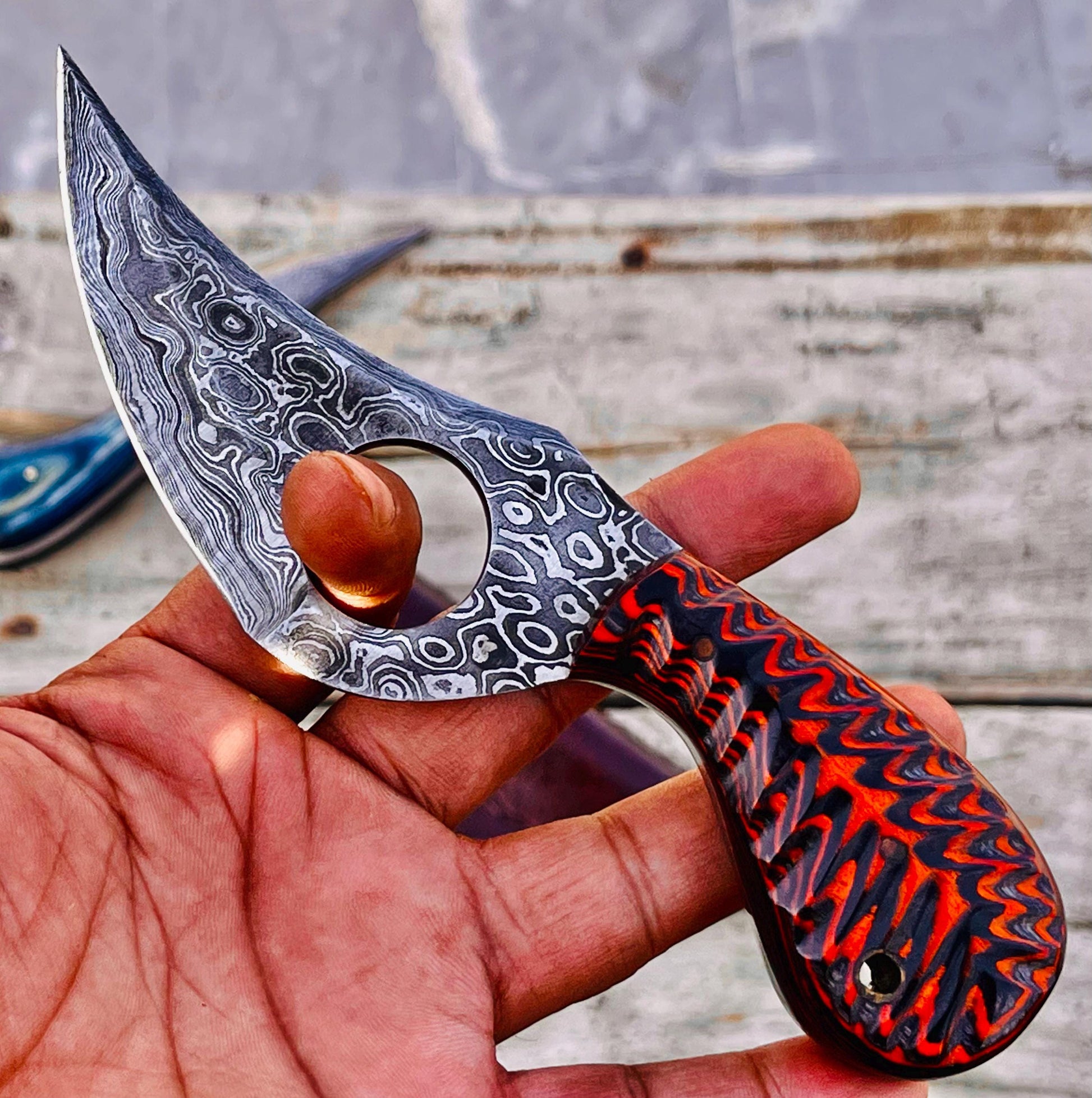 Handmade Damascus Steel Hunting Knife: Forged Camping Skinning Knife