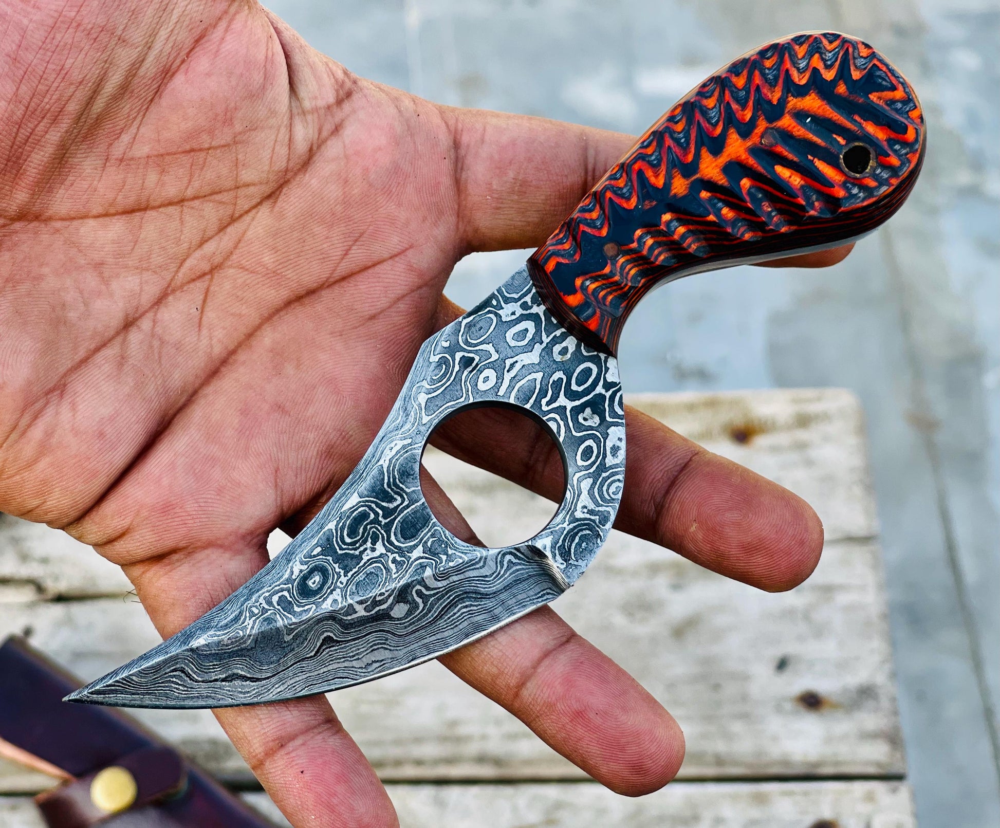 Handmade Damascus Steel Hunting Knife: Forged Camping Skinning Knife