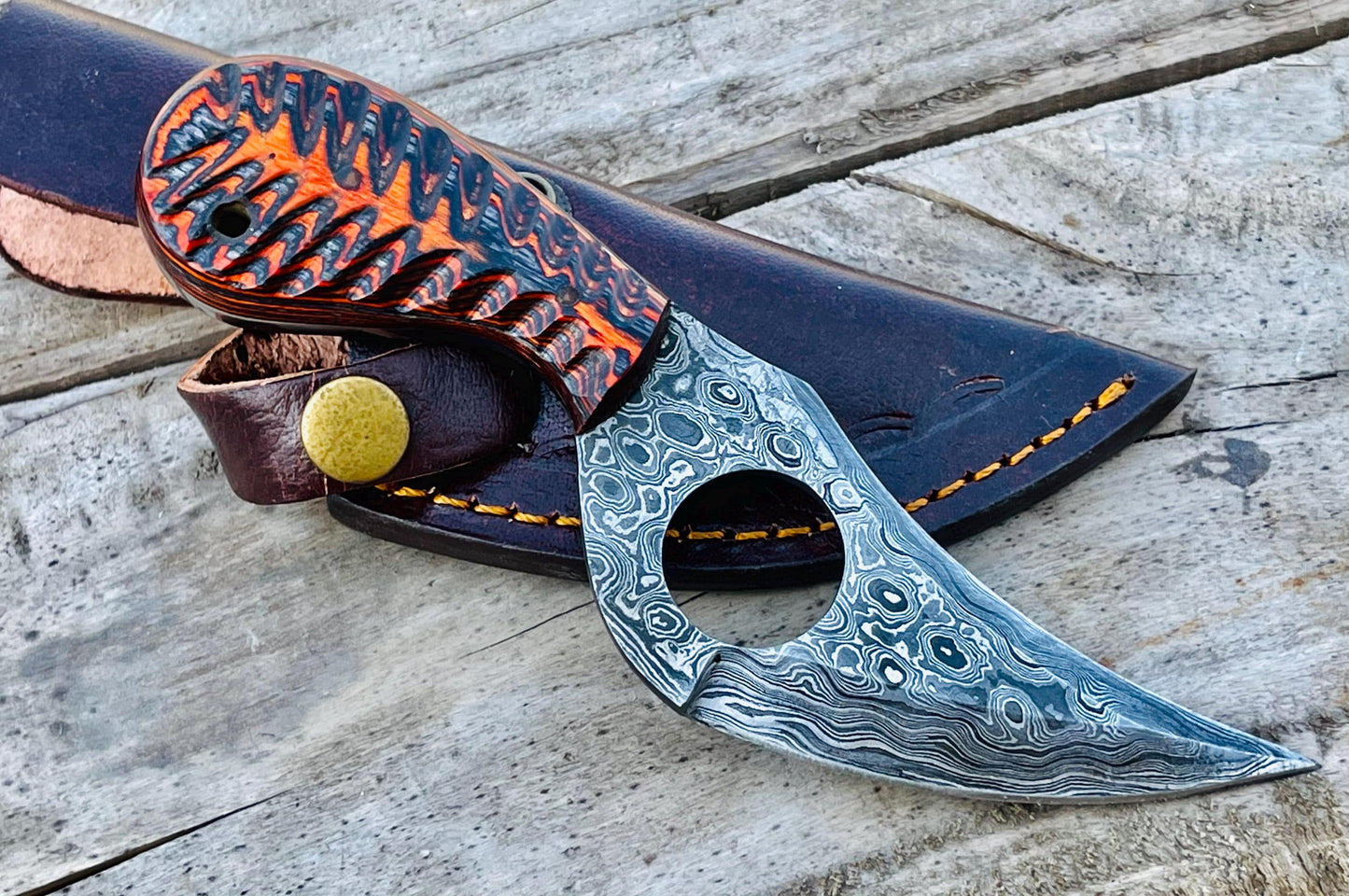 Handmade Damascus Steel Hunting Knife: Forged Camping Skinning Knife