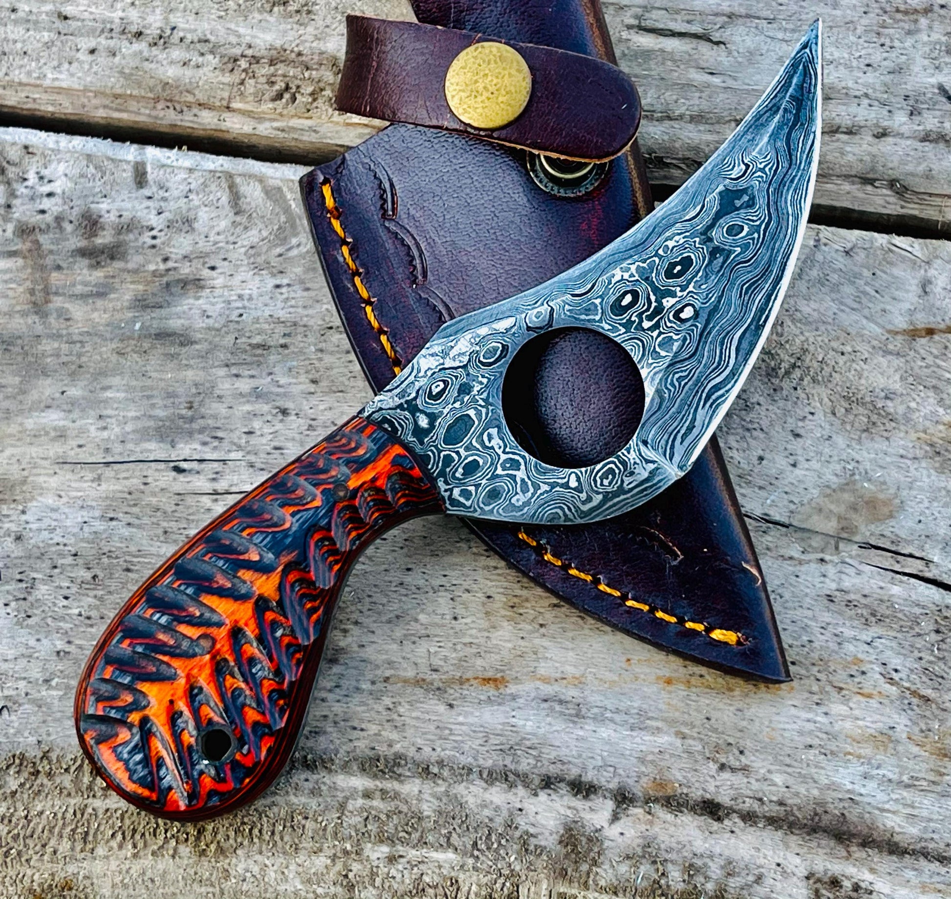 Handmade Damascus Steel Hunting Knife: Forged Camping Skinning Knife