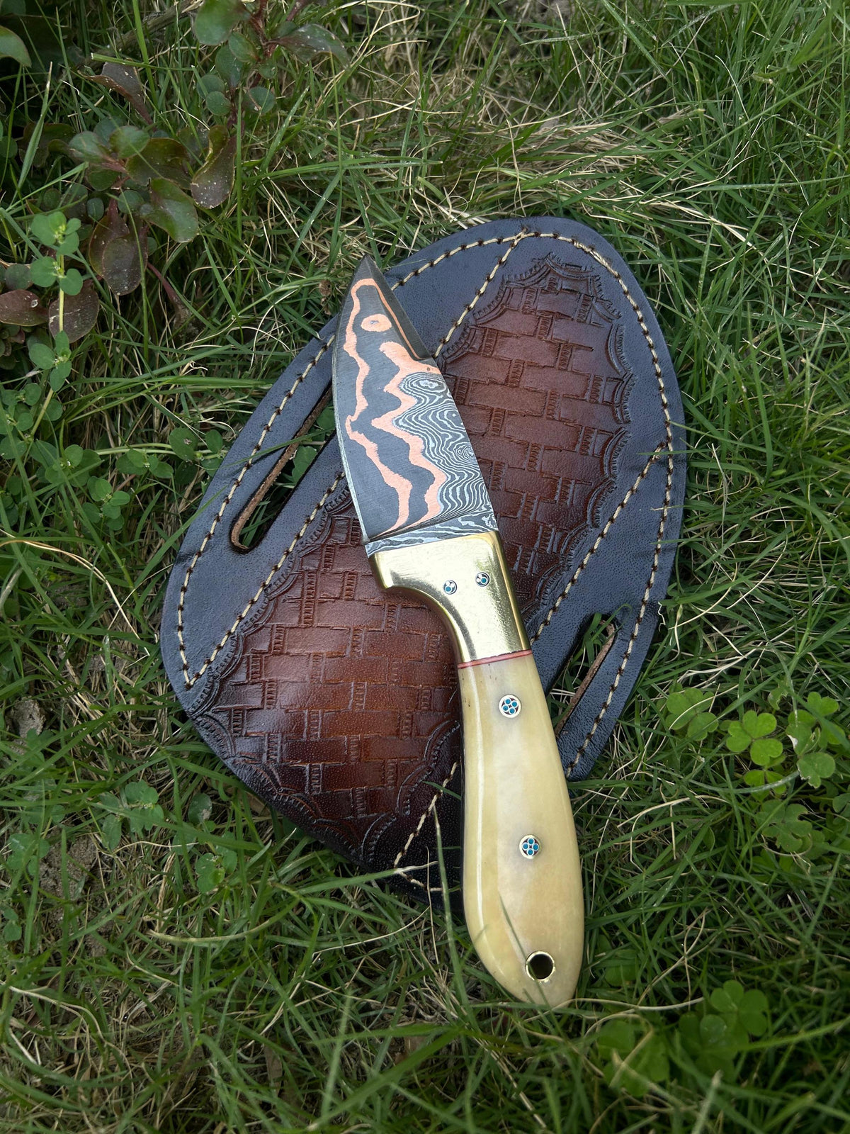 Cu-Mai Damascus Skinner Tool, Polished Bone & Brass Handle with Cross-Draw Leather Sheath